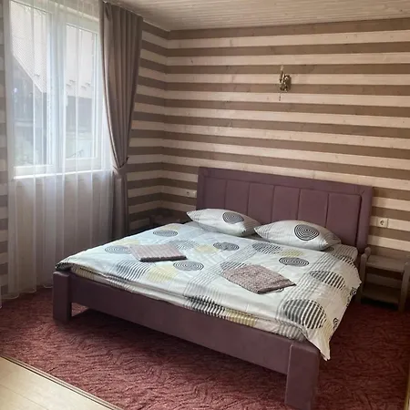 度假居 шепіт лісу 亚列姆切